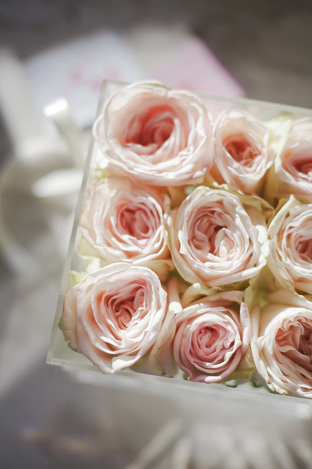 Цветочная композиция в прозрачной коробке из роз Уайт Охара