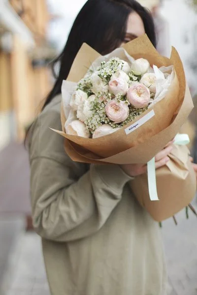 Букет из роз Менсвилд Парк и хамелациума