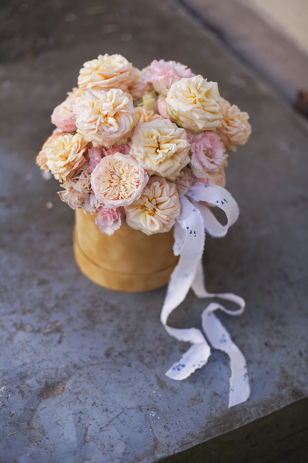 Композиция в шляпной коробке с пионовидными розами, эустомой и гвоздикой