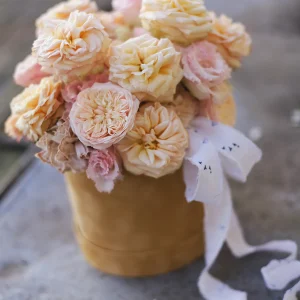 Композиция в шляпной коробке с пионовидными розами, эустомой и гвоздикой