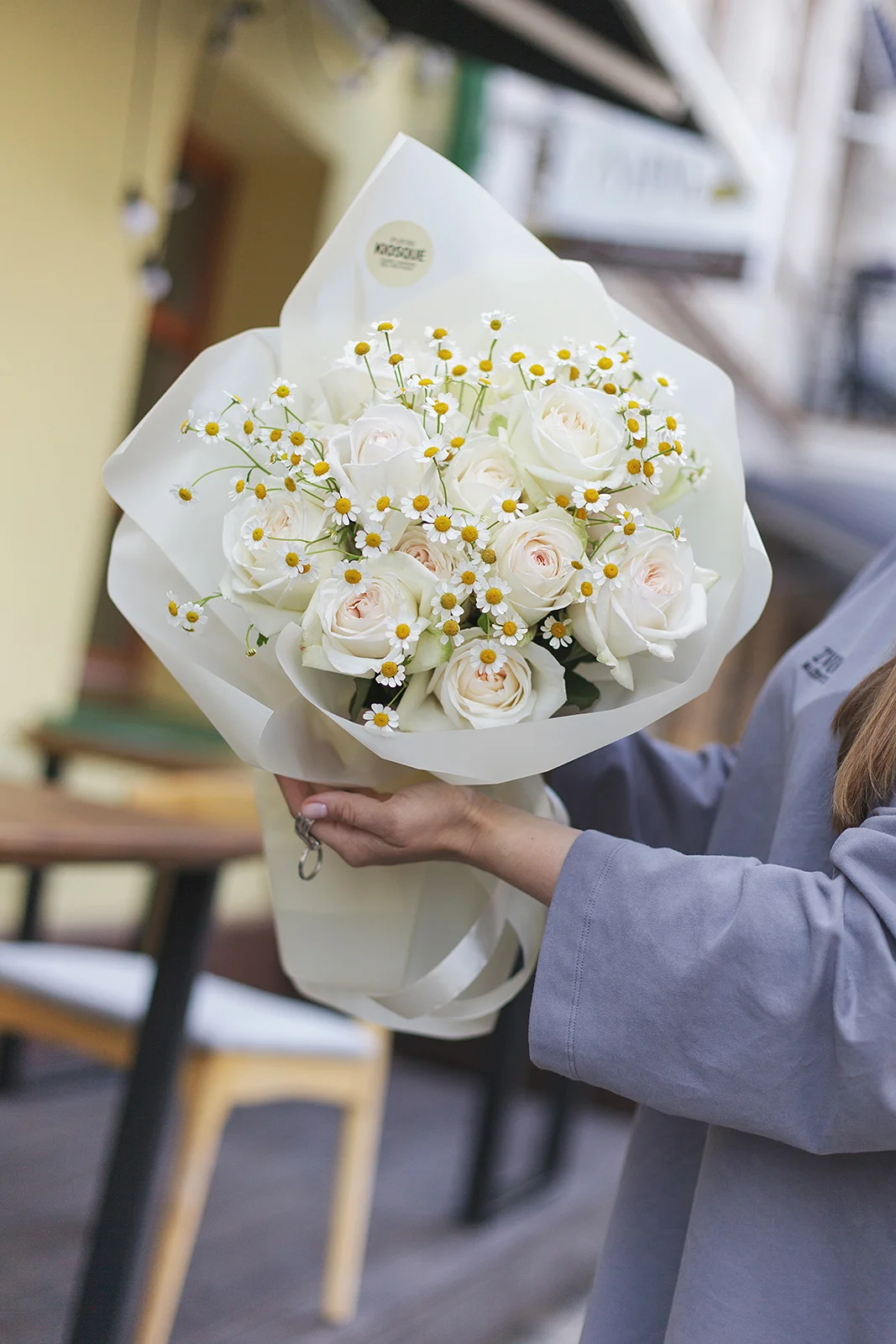 Букет из пионовидной розы Уайт Охара и ромашек