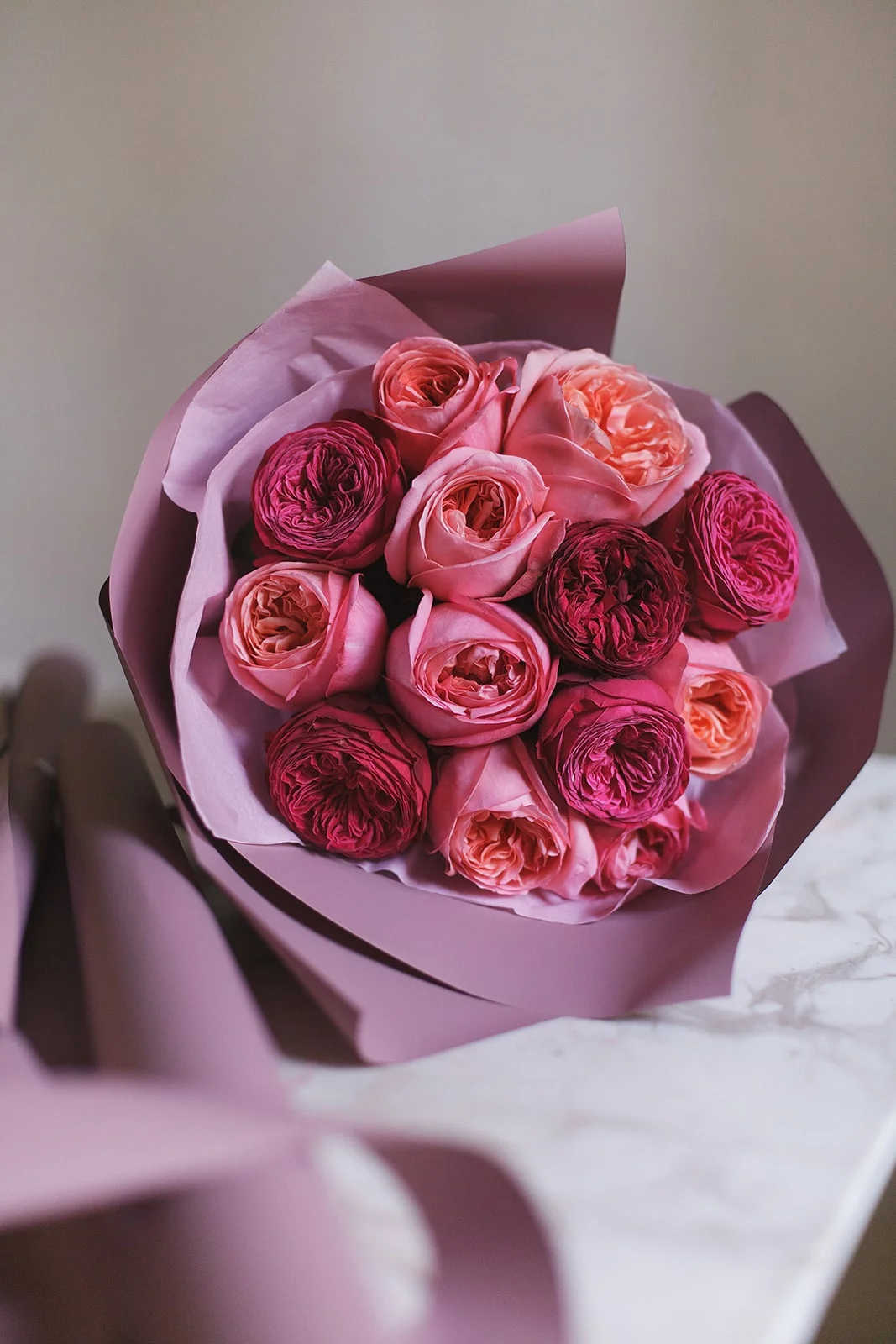 Пионовидный букет из роз Джаст Мо и Пинк Экспрешн