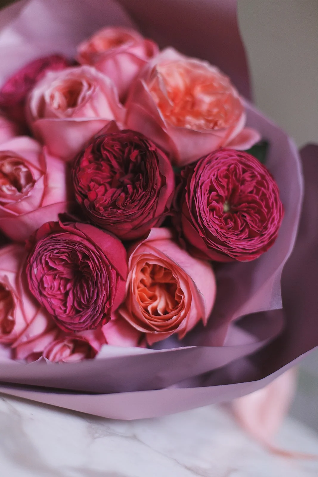 Пионовидный букет из роз Джаст Мо и Пинк Экспрешн