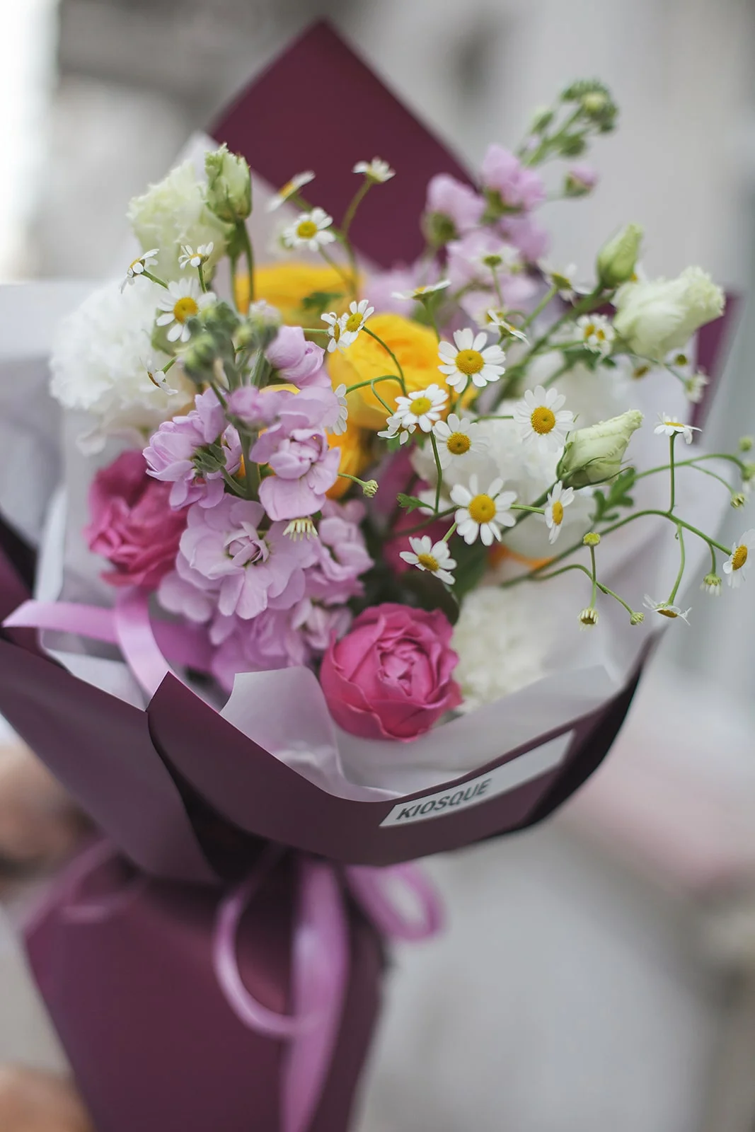Букет из пионовидных роз Мисти Баблс и Луна Трендсеттер, танацетума, эустомы и маттиолы