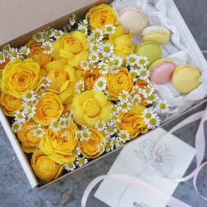 Цветочная композиция из пионовидных кустовых роз и пирожных макаронс