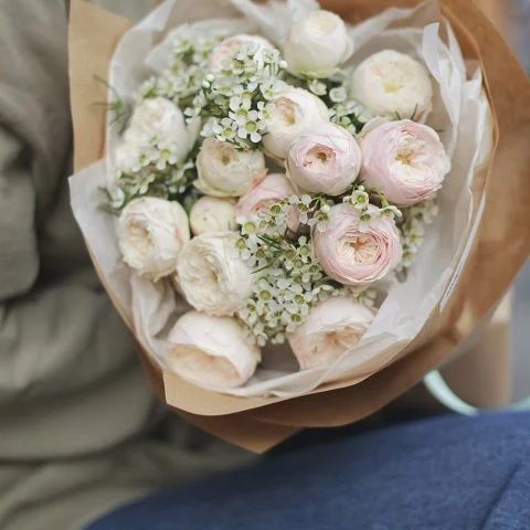 Букет из роз Менсвилд Парк и хамелациума