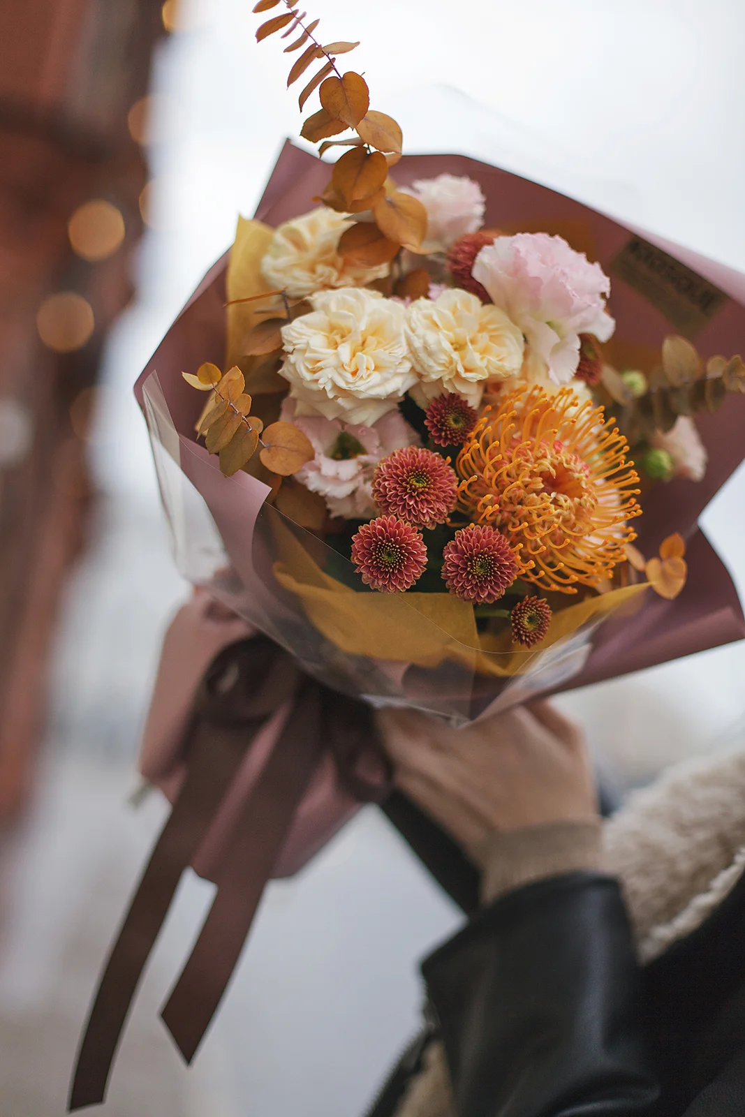 Осенний микс из пионовидной розы, хризантем и эвкалипта