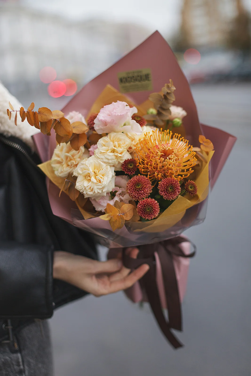 Осенний микс из пионовидной розы, хризантем и эвкалипта