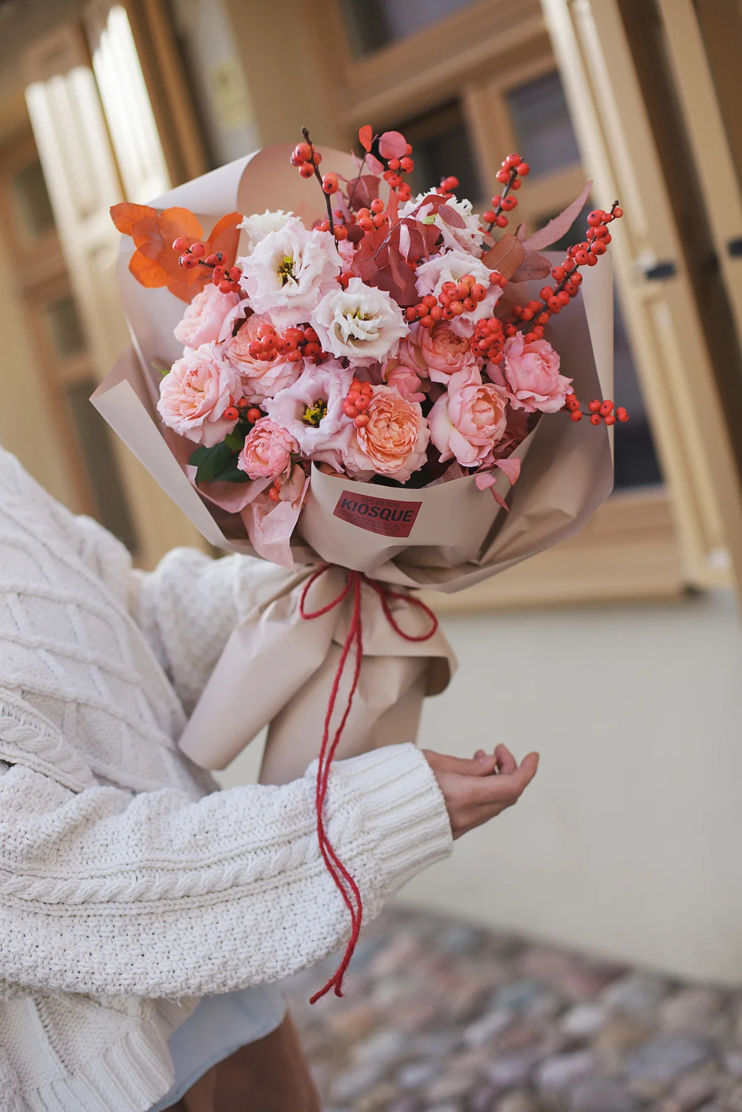 Букет из пионовидных роз Джульетта, илекса и эустомы