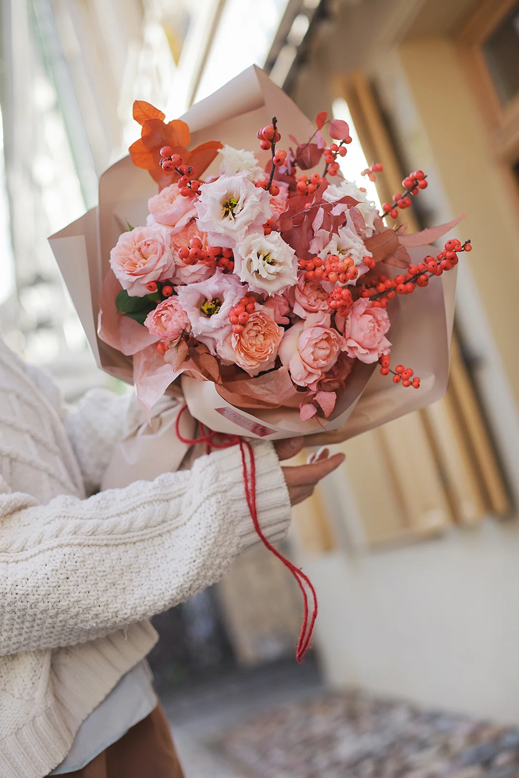 Букет из пионовидных роз Джульетта, илекса и эустомы