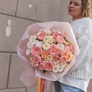 Пышный пионовидный букет из самых отборных сортов роз