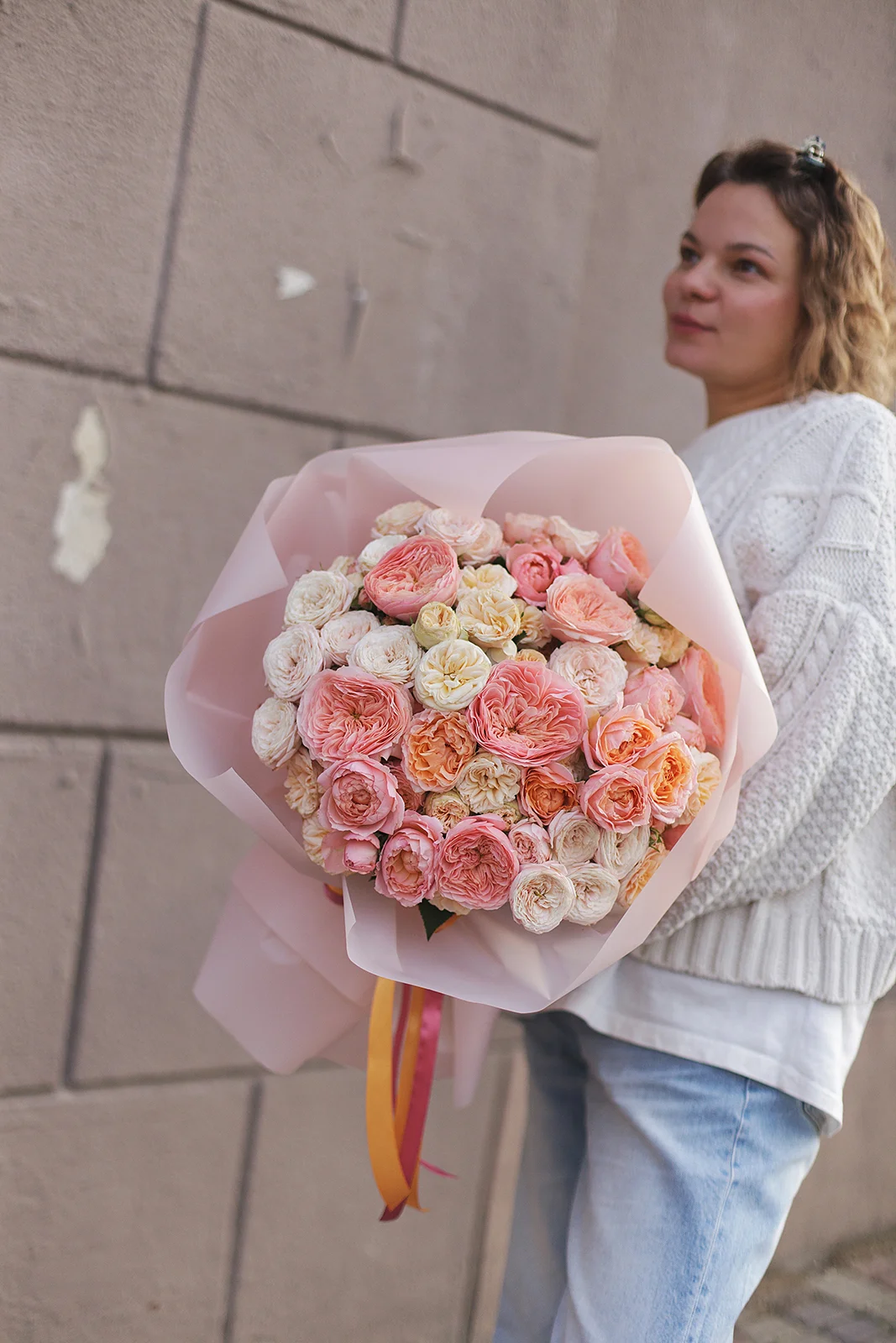 Пышный пионовидный букет из самых отборных сортов роз