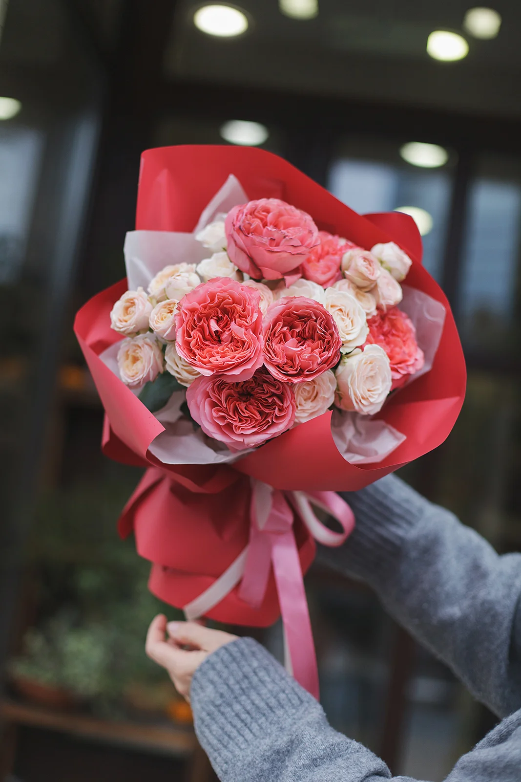 Пионовидный микс из роз Свит Софи, Пинк Экспрешн и Бритни