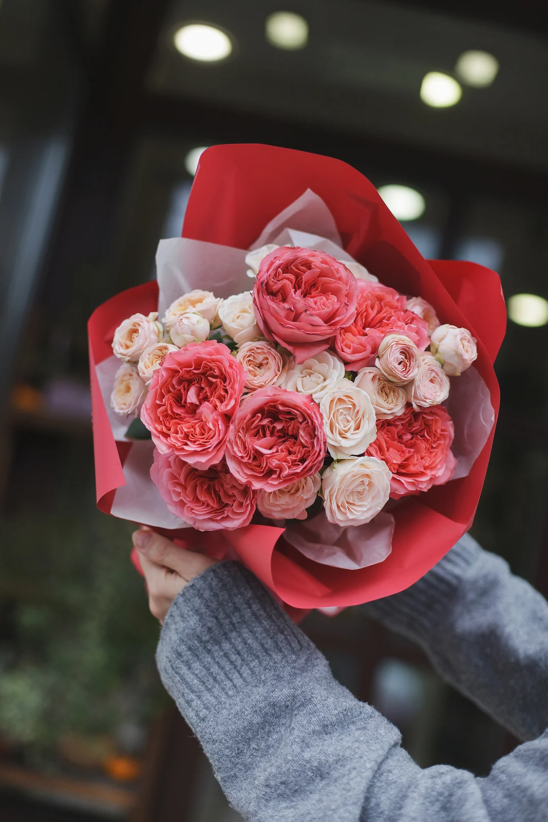 Пионовидный микс из роз Свит Софи, Пинк Экспрешн и Бритни