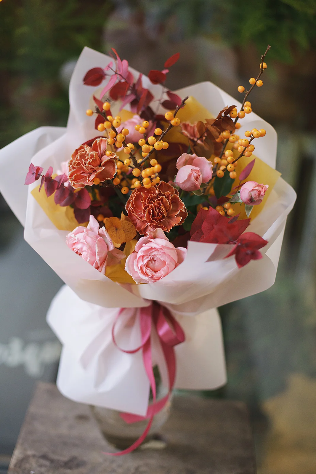 Букет из пионовидных роз, эвкалипта, иллекса и гвоздик