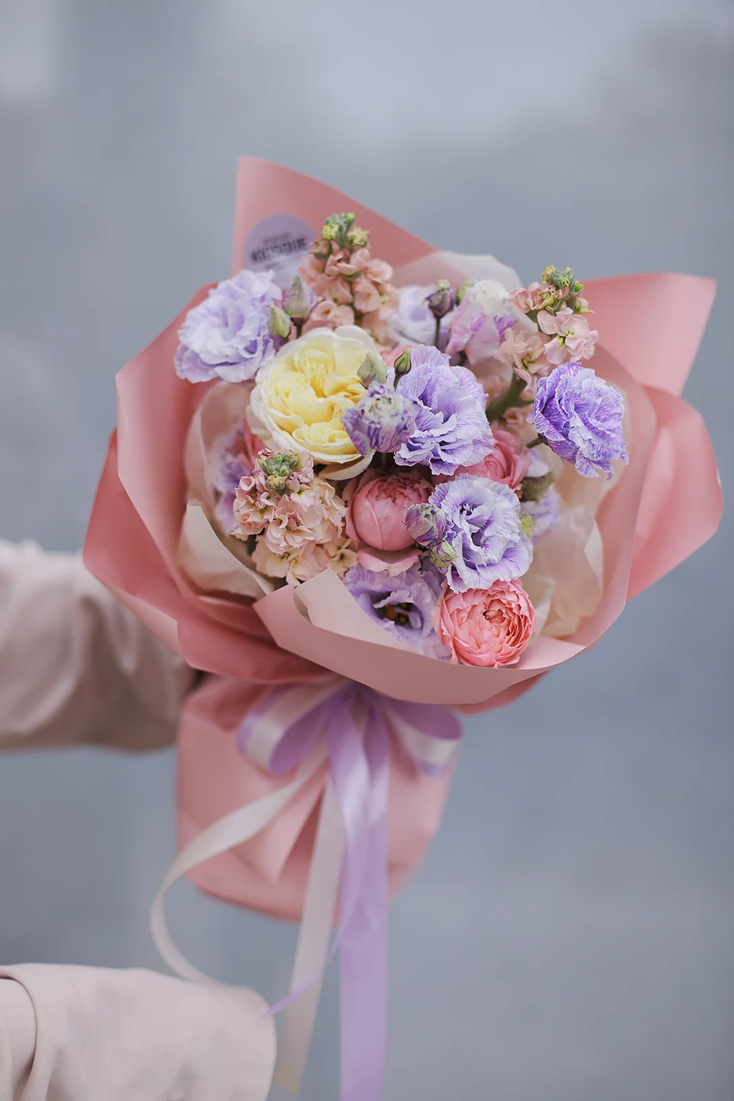 Букет из эустомы, пионовидной розы Присцилла и маттиолы