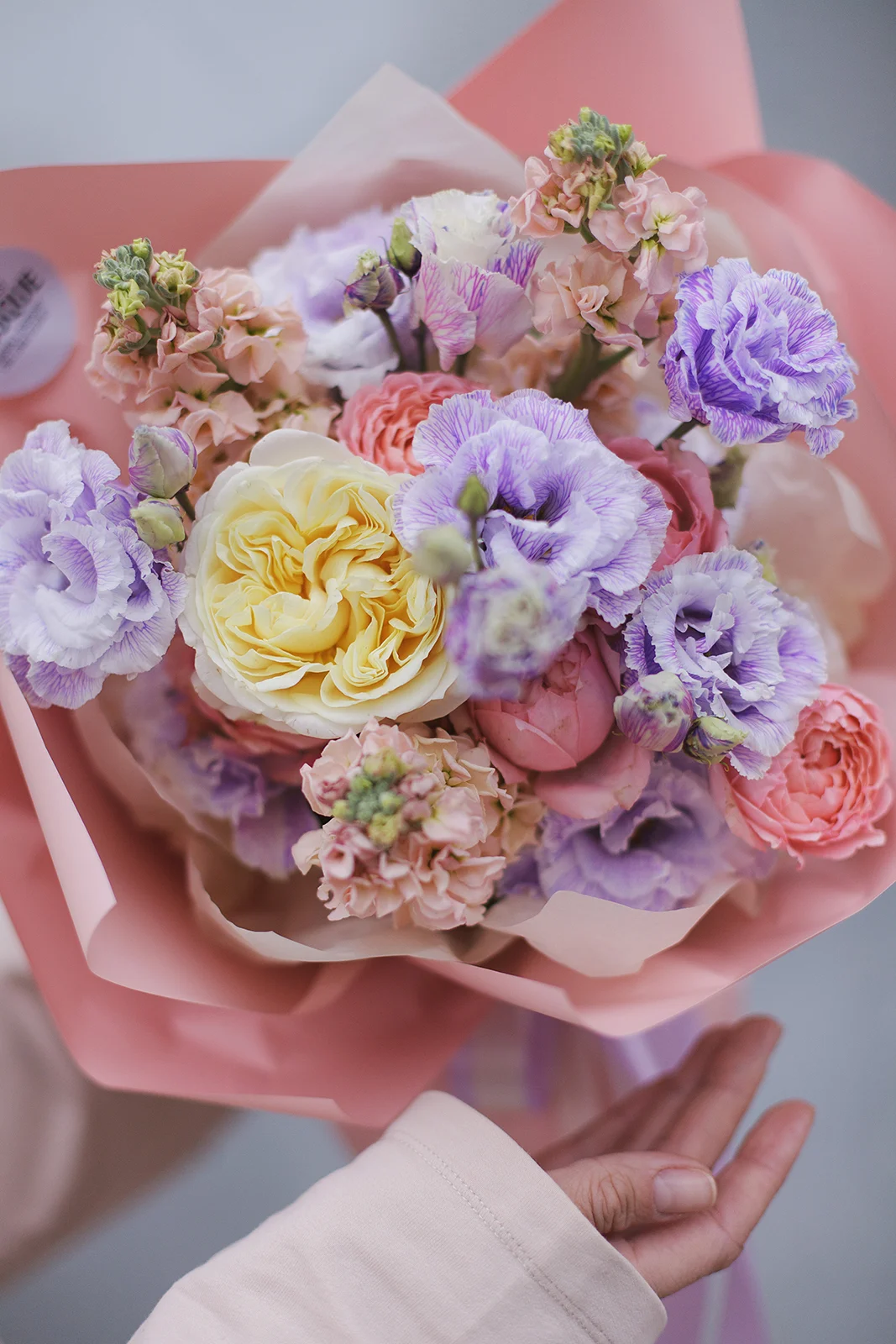 Букет из эустомы, пионовидной розы Присцилла и маттиолы