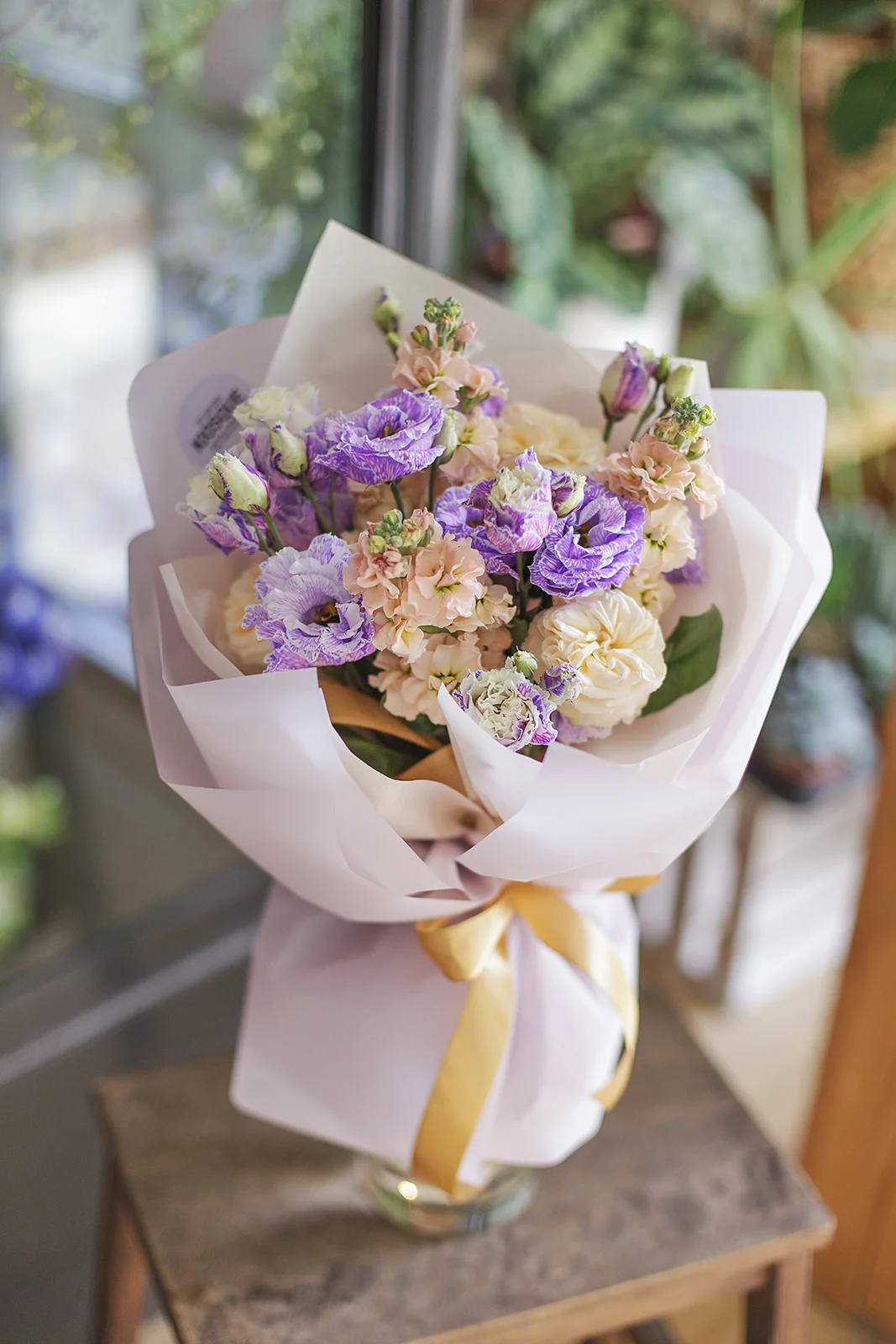 Букет из эустомы Милка, пионовидных роз и маттиолы