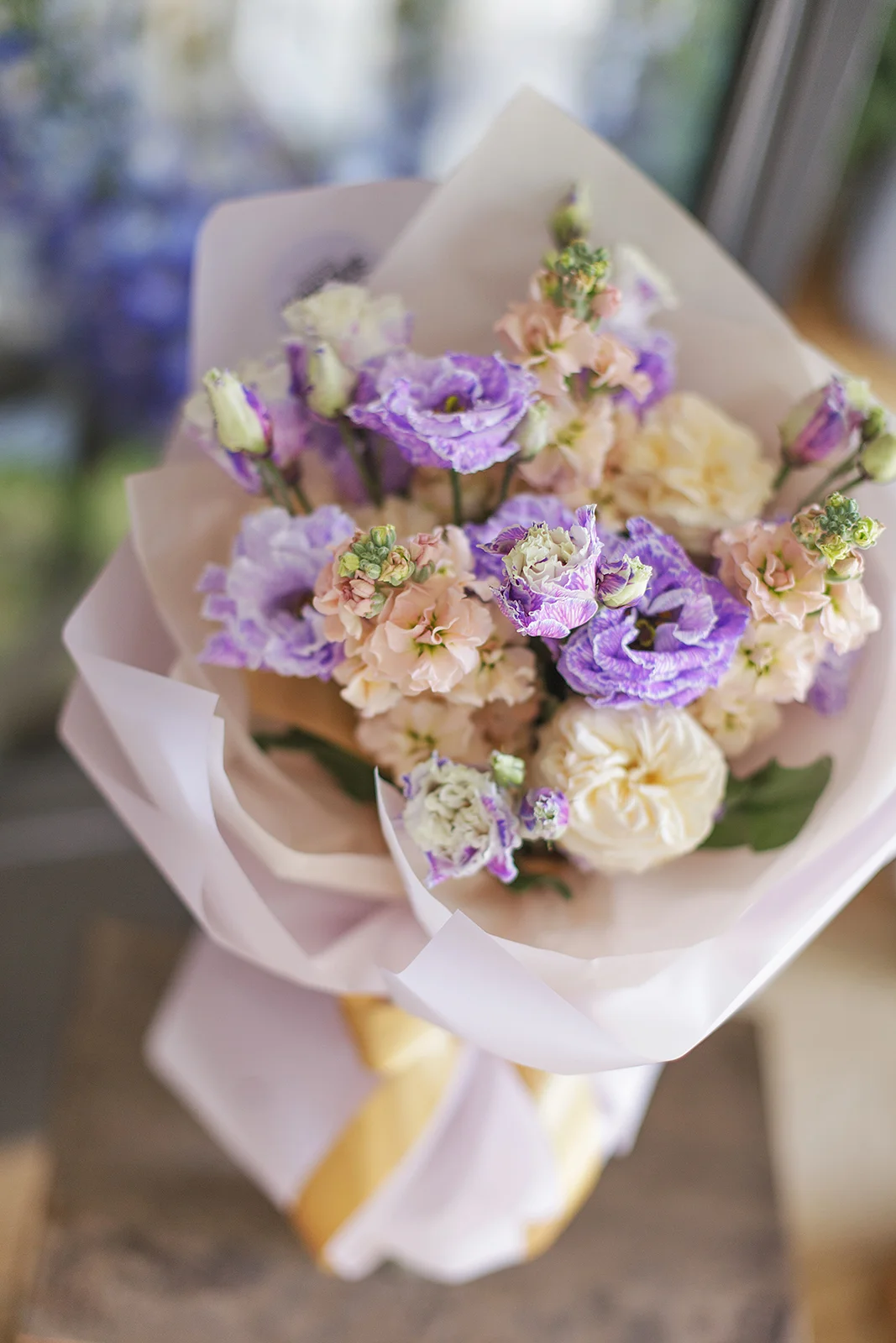 Букет из эустомы Милка, пионовидных роз и маттиолы