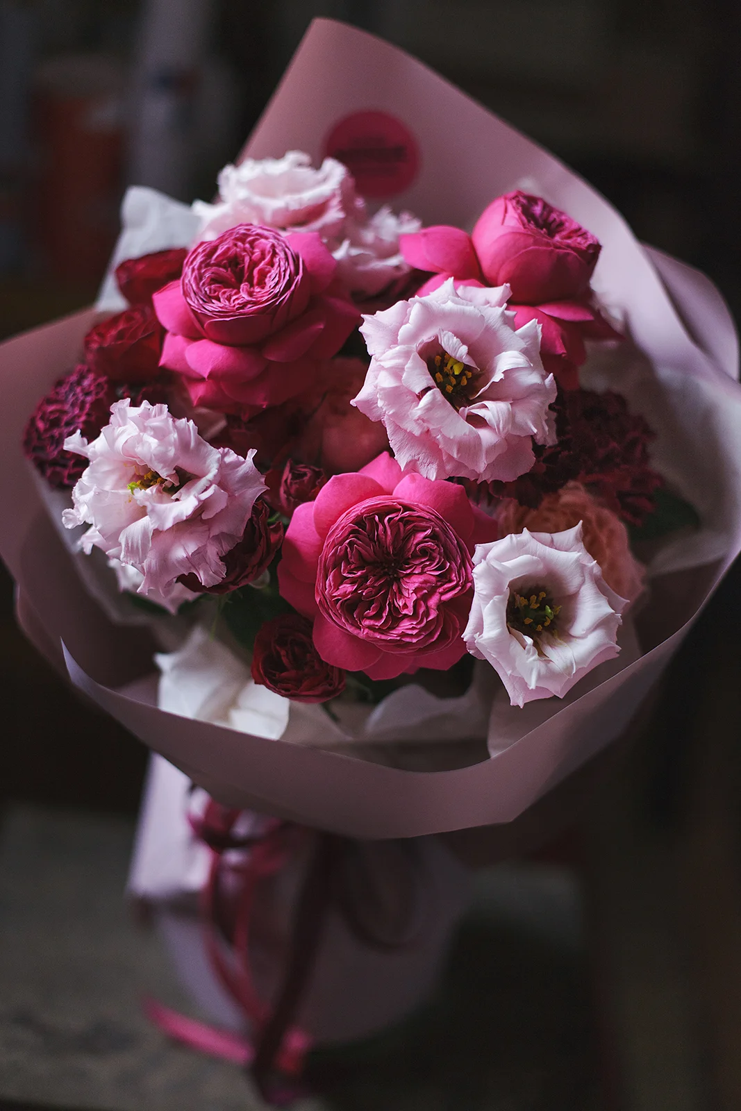Букет из пионовидных роз, эустомы и гвоздик