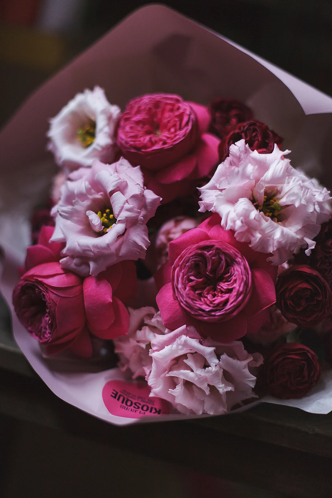 Букет из пионовидных роз, эустомы и гвоздик