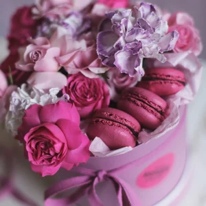 Цветочная композиция из пионовидных роз и пирожных макаронс
