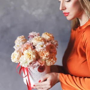 Композиция в шляпной коробке из пионовидных роз