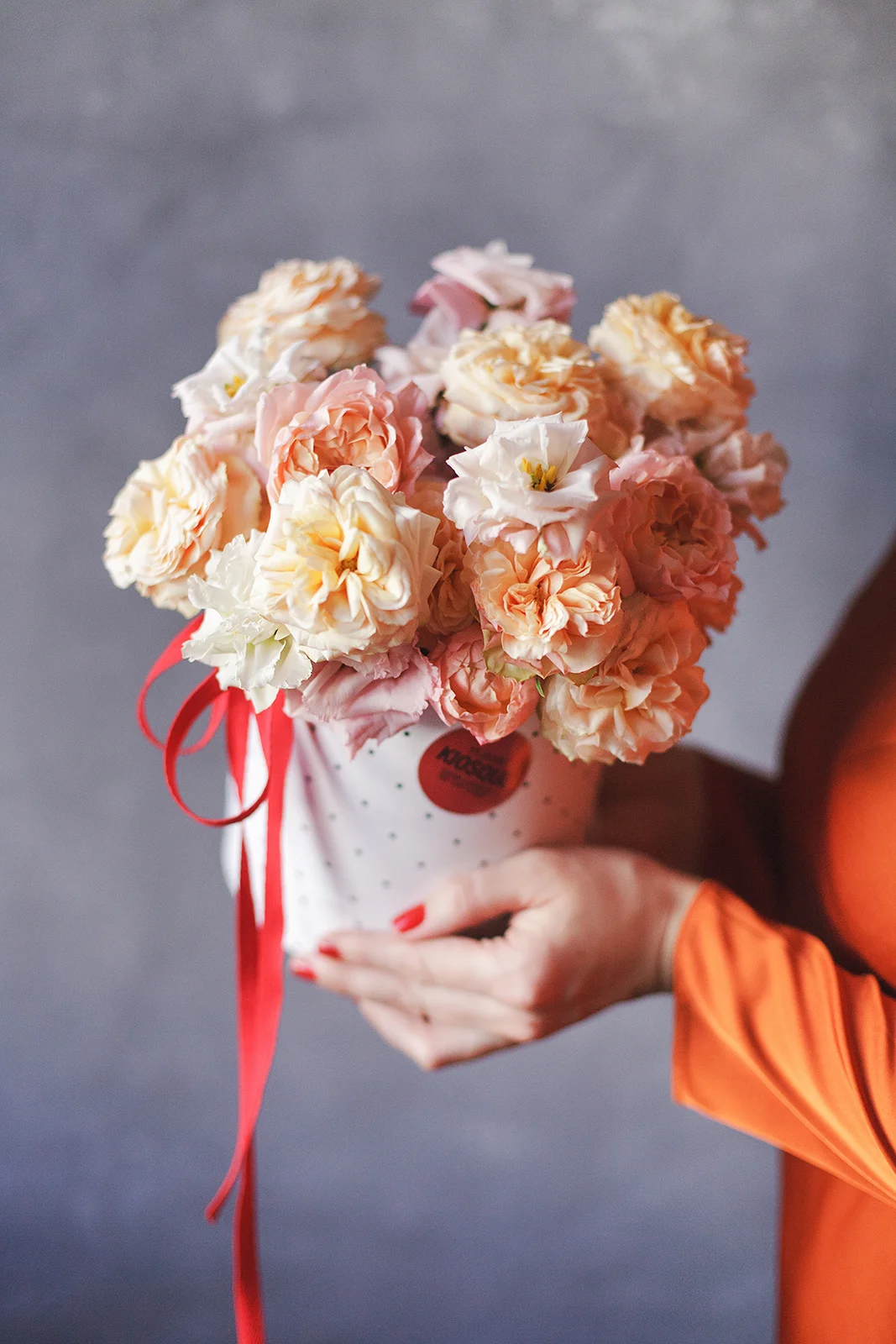 Композиция в шляпной коробке из пионовидных роз