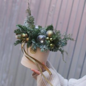 Новогодняя композиция из хвои в шляпной коробке