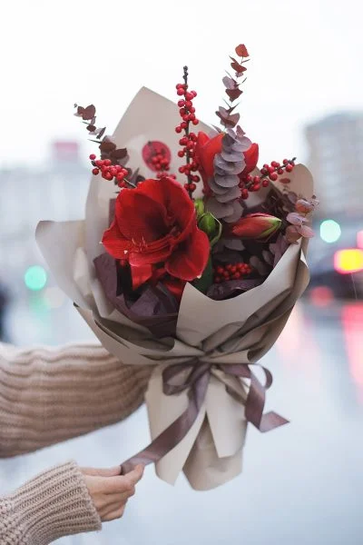 Букет с Амариллисом, Иллексом и эвкалиптом