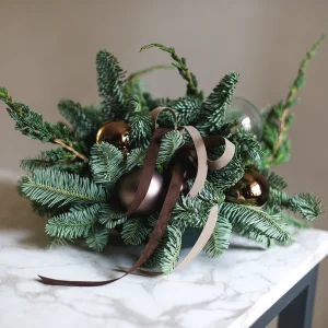 Новогодняя композиция их хвои и стеклянных шаров