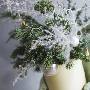 Новогодняя композиция с аспарагусом и стеклянными шарами