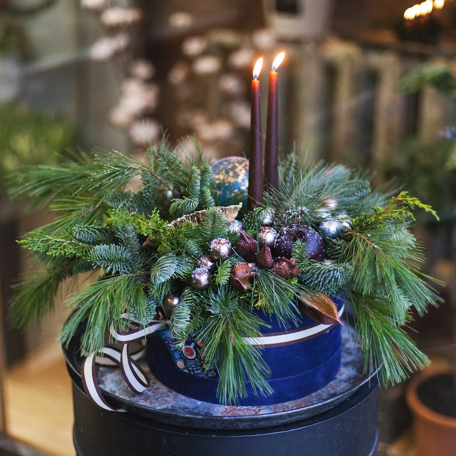 Композиция из хвои, с новогодним декором и свечами