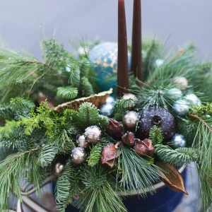 Композиция из хвои, с новогодним декором и свечами