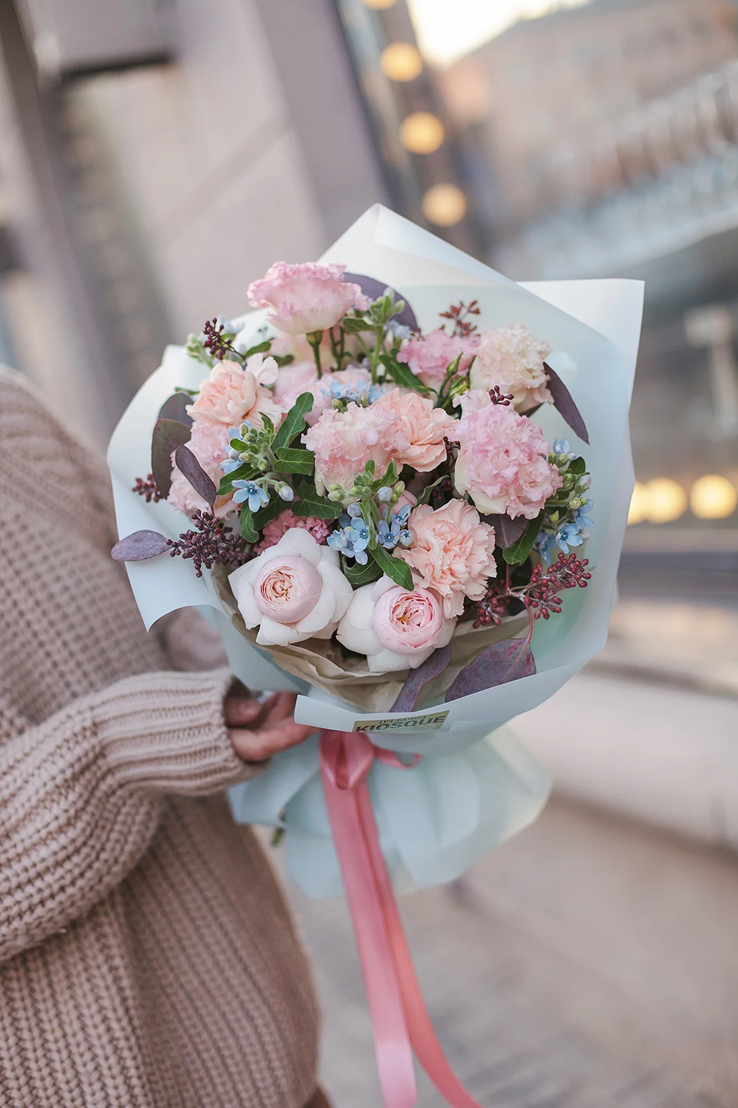 Букет из лютиков, пионовидных роз, эустомы, гвоздик