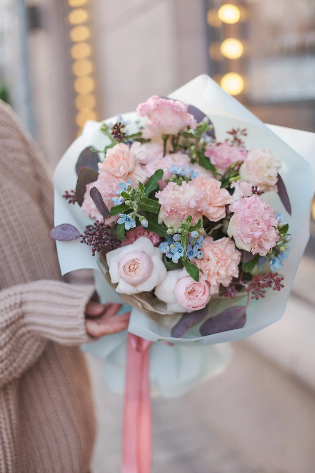 Букет из лютиков, пионовидных роз, эустомы, гвоздик