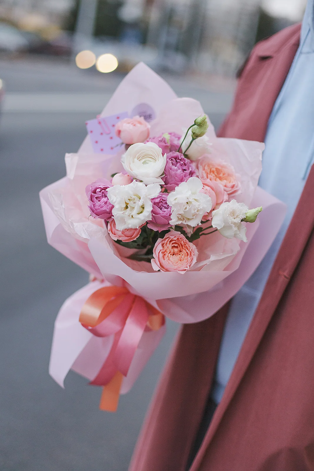 Букет из микса пионовидных роз и ранункулюса