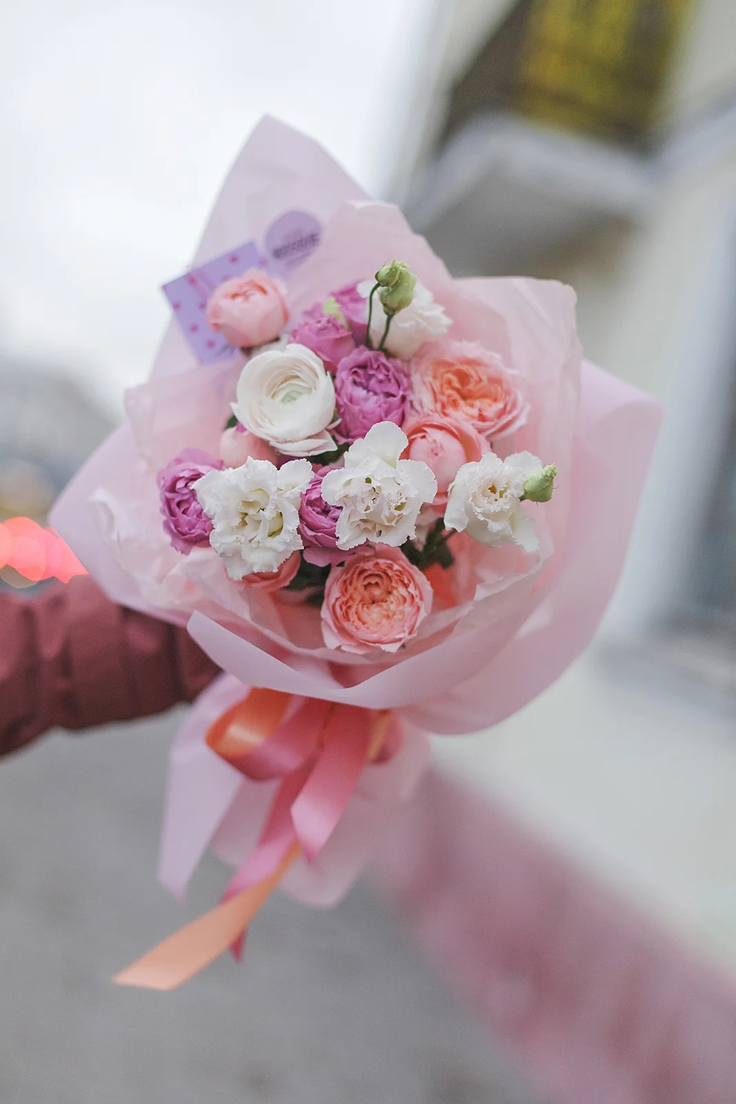 Букет из микса пионовидных роз и ранункулюса