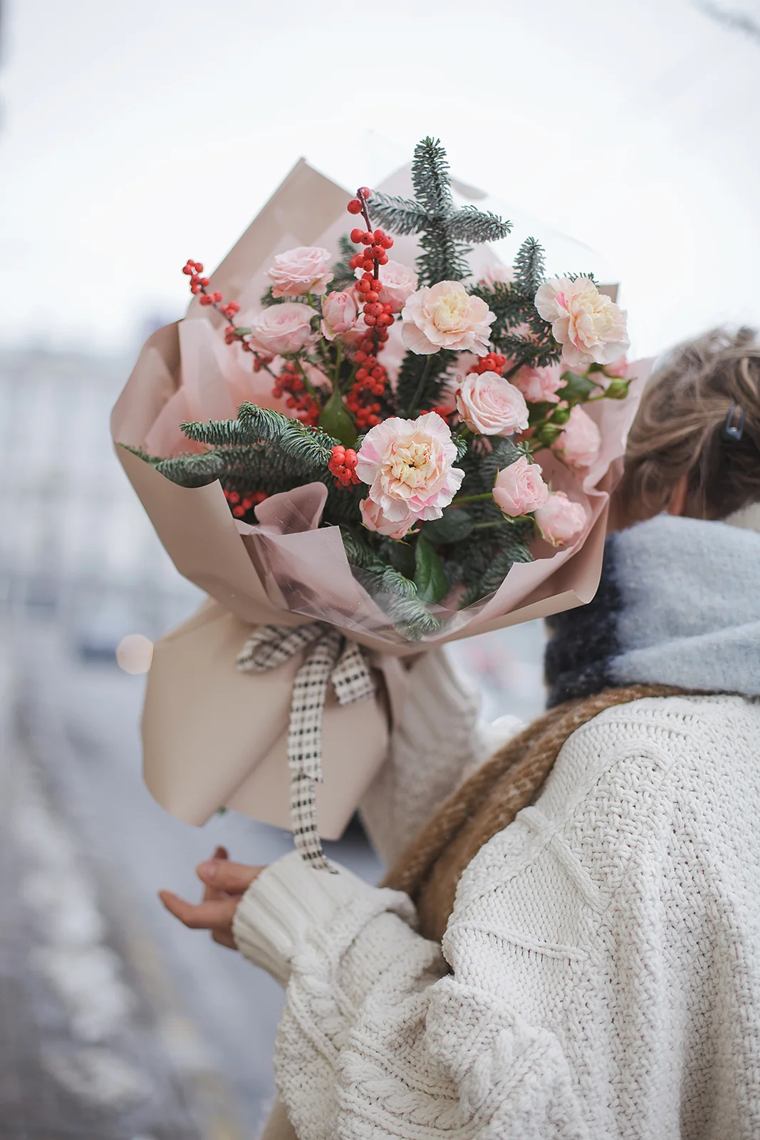 Банч из нобилиса, розы Аэробик, сортовых гвоздик и Илекса