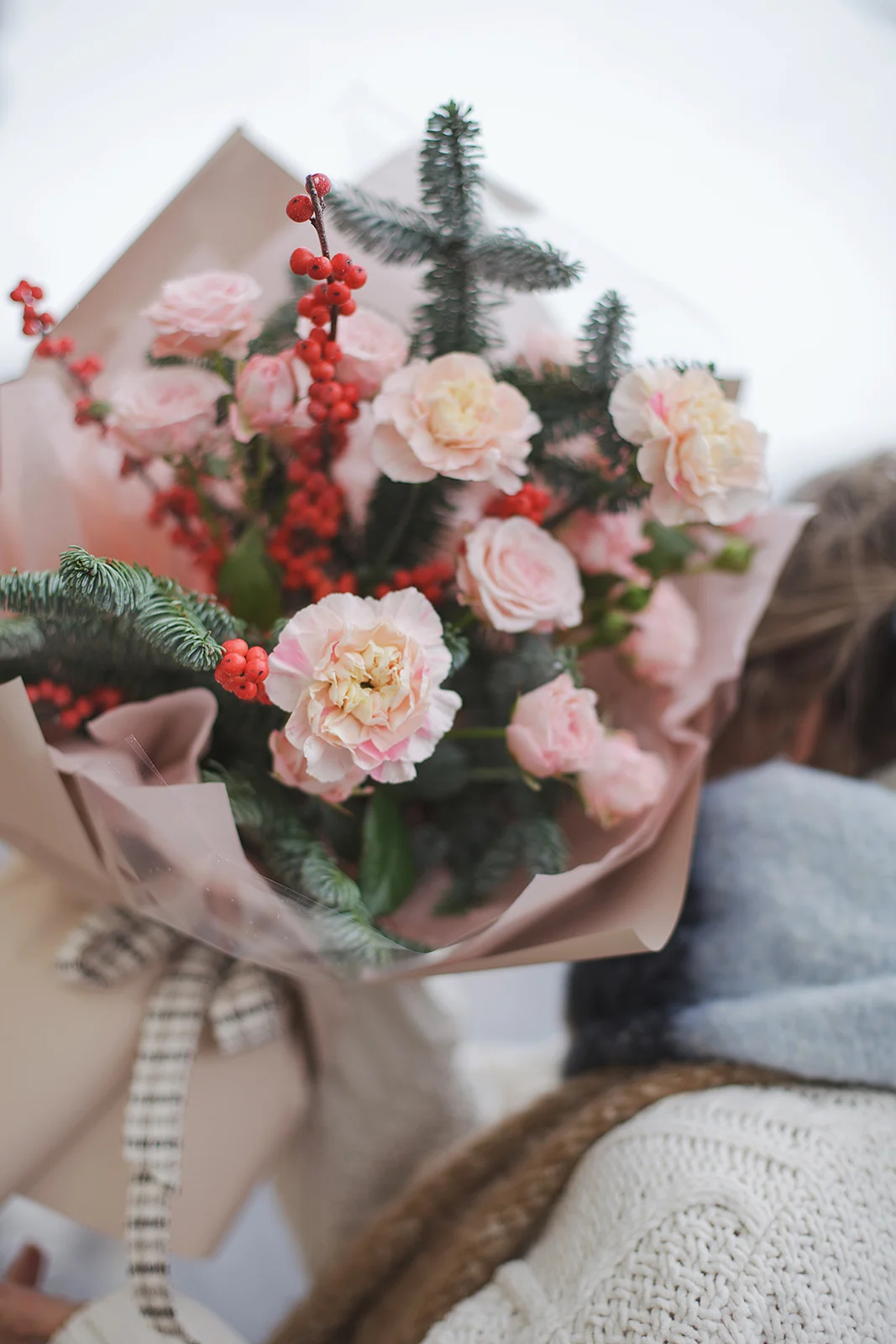 Банч из нобилиса, розы Аэробик, сортовых гвоздик и Илекса