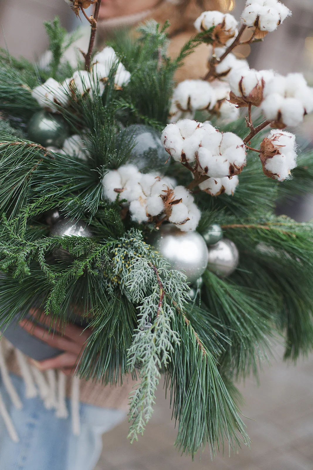 Новогодняя композиция из хвои с хлопком