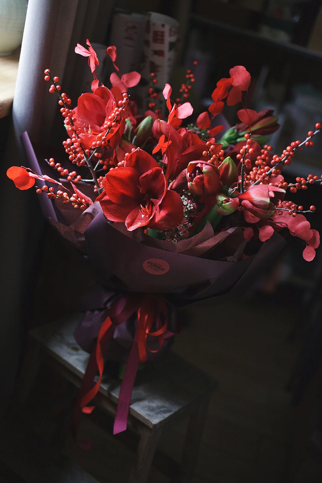 Букет с Амарилисом и ягодами Илекса