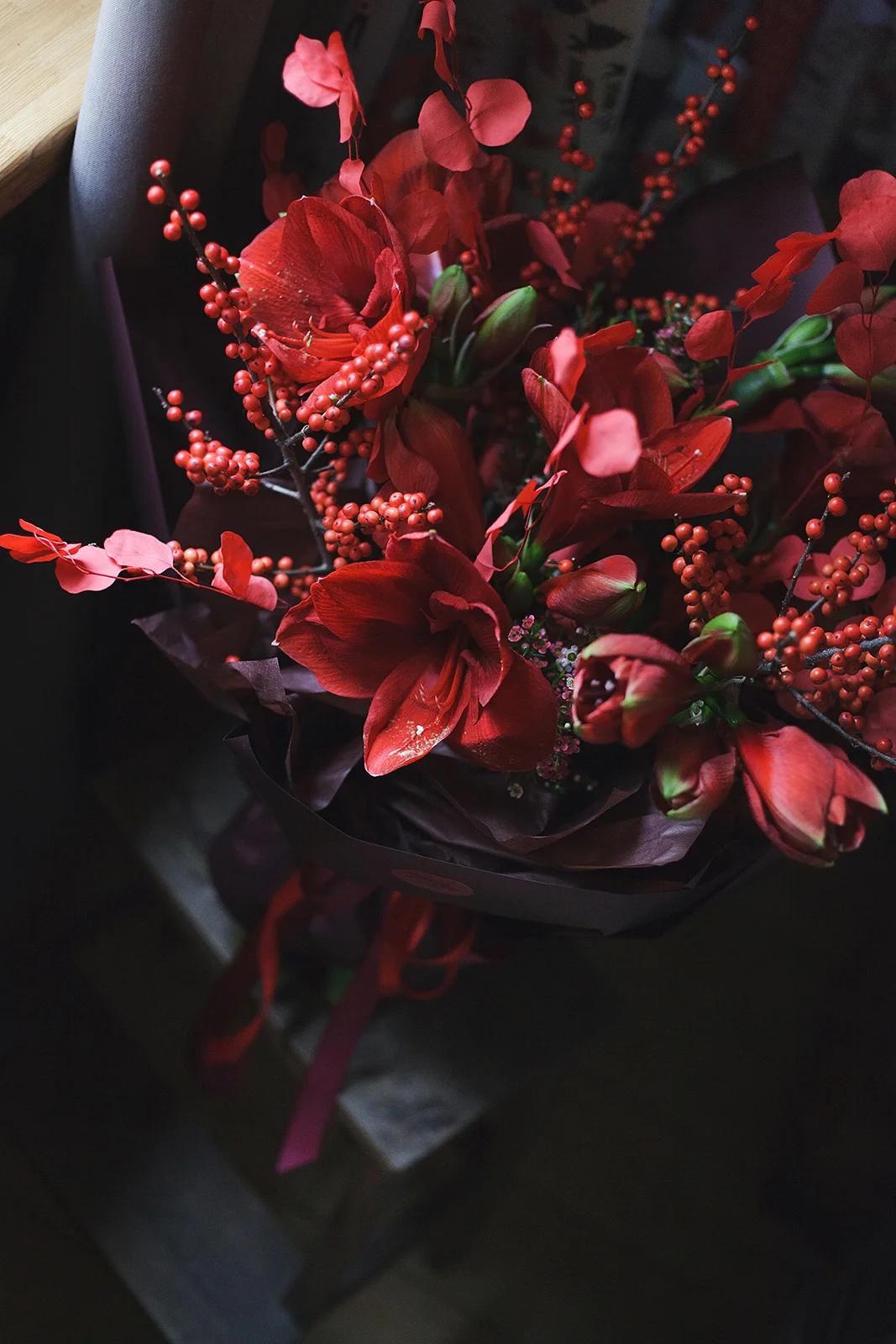 Букет с Амарилисом и ягодами Илекса