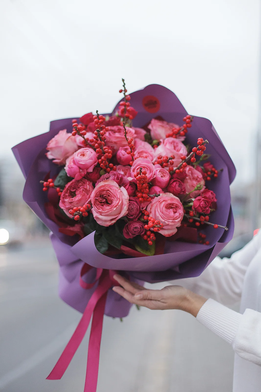 Букет из микса пионовидных роз и ягод иллекса