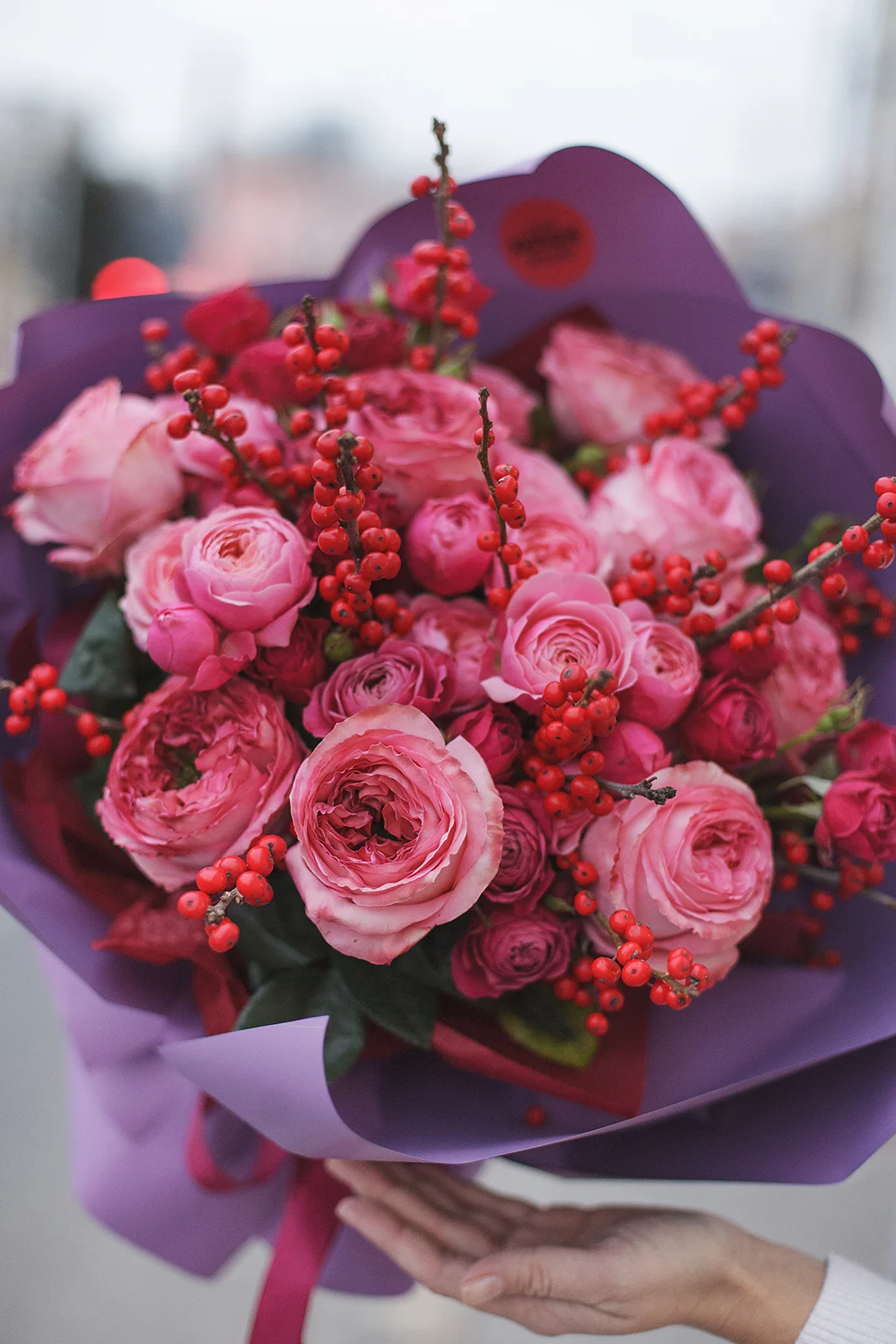 Букет из микса пионовидных роз и ягод иллекса