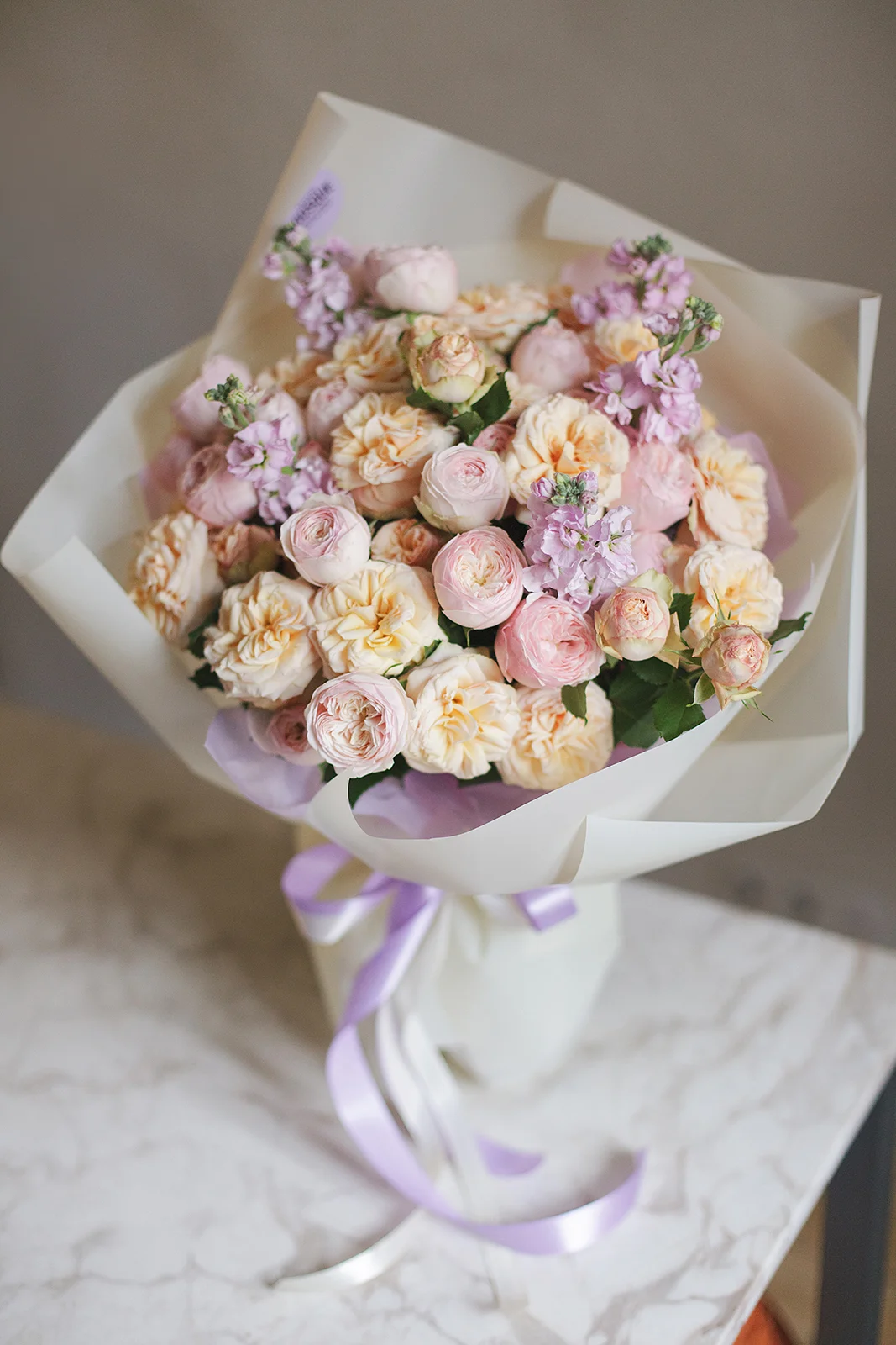 Букет из пионовидных роз и маттиолы