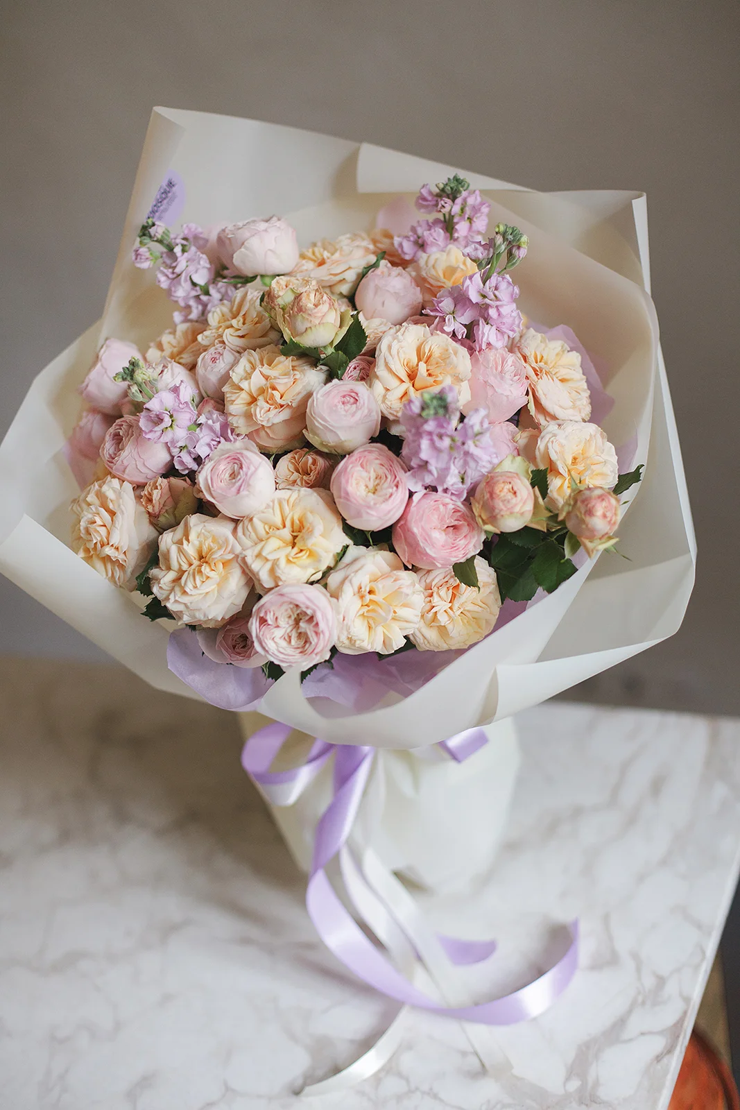 Букет из пионовидных роз и маттиолы