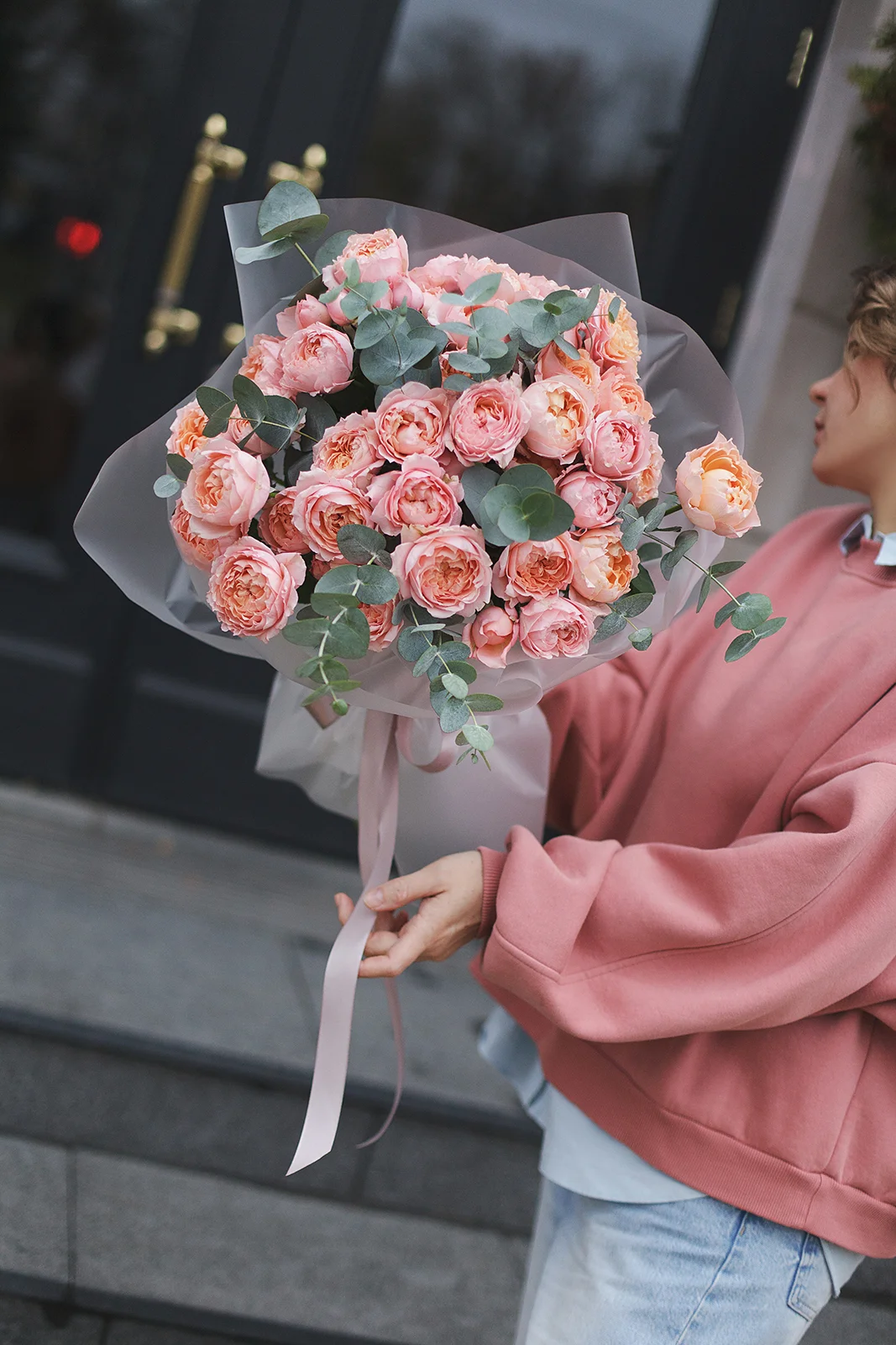 Моно букет из пионовидных роз Джульетта и эвкалипта