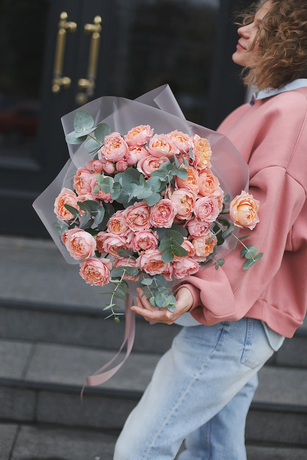 Моно букет из пионовидных роз Джульетта и эвкалипта