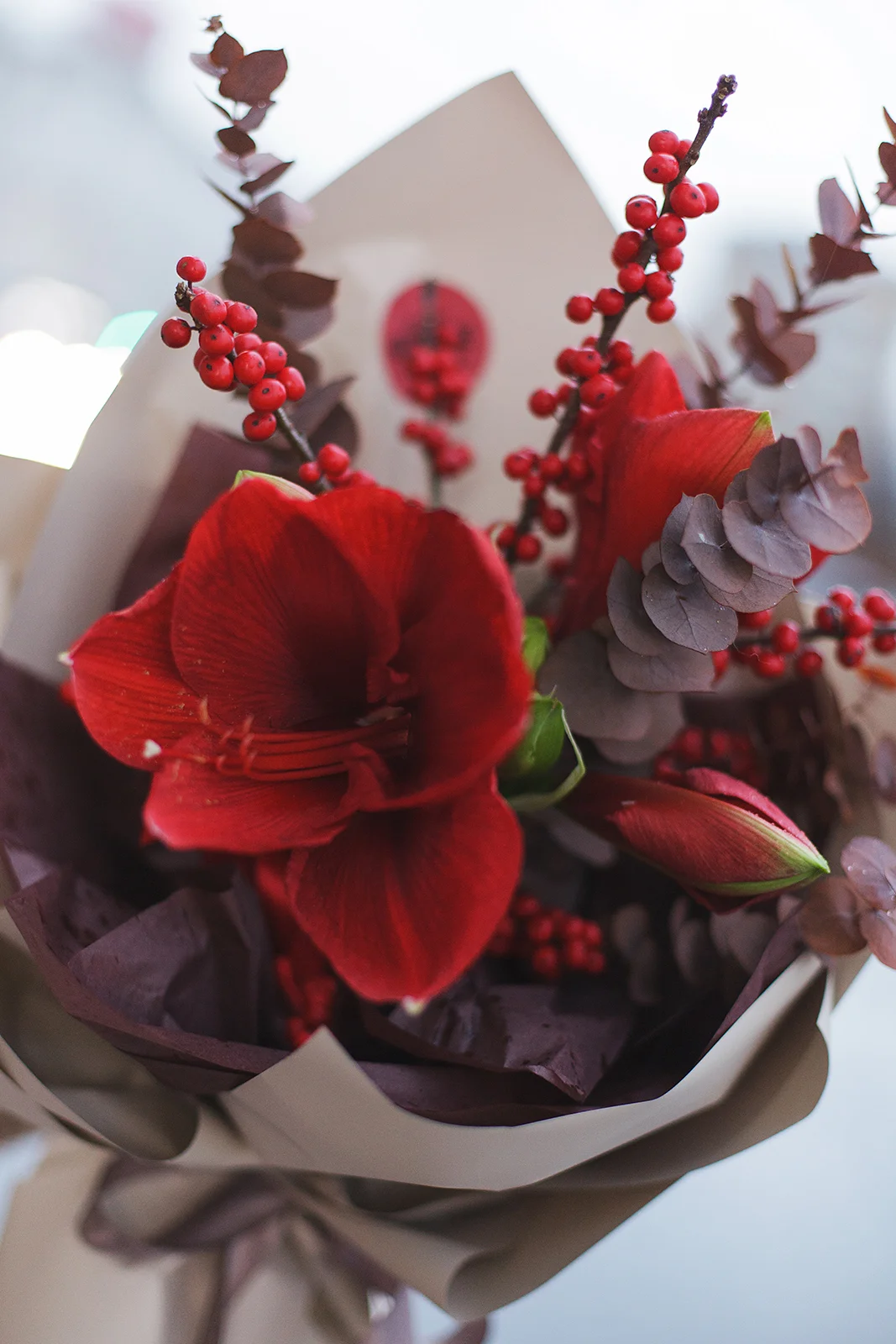 Букет с Амариллисом, Иллексом и эвкалиптом